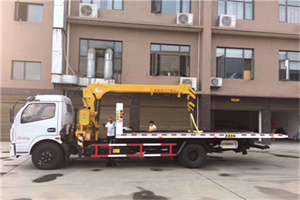 巴东附近汽车轮胎更换